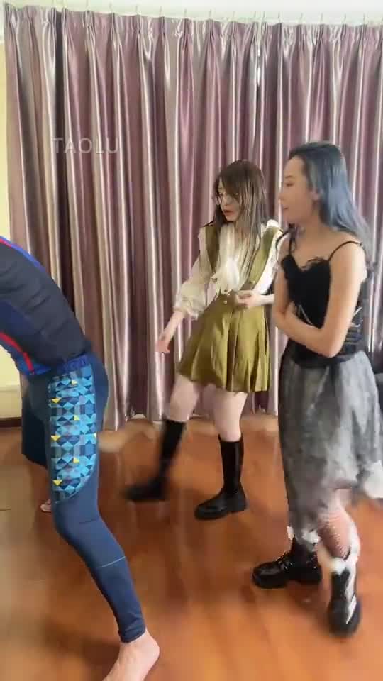 双女彪悍连环踢裆 直到尿出血为止