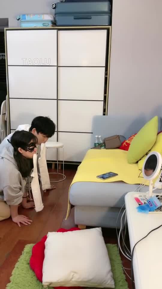 来伺候芷晴姐姐