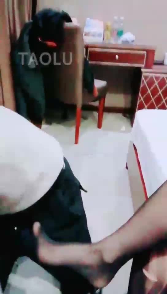 狗狗来了 狠狠耳光 踢裆