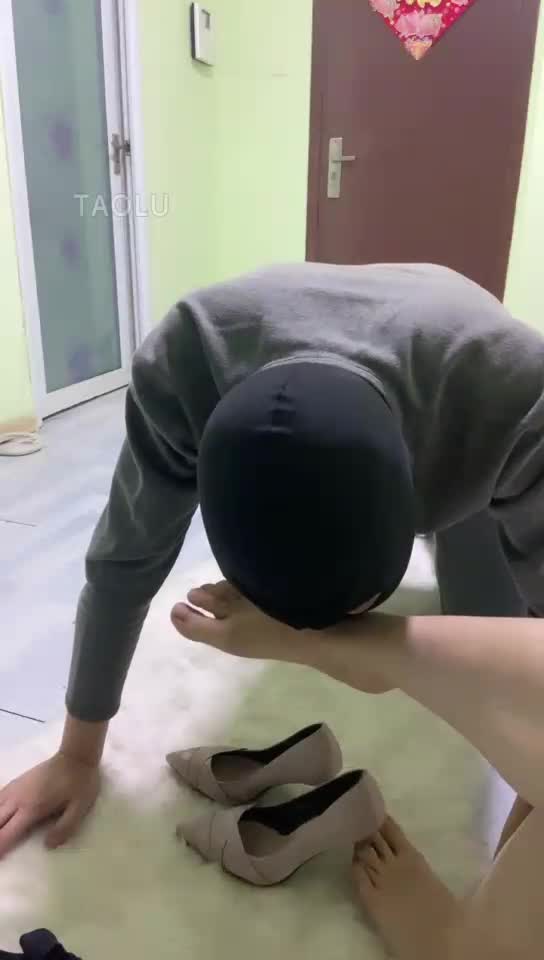赚狗爬过来舔鞋 主人的脚捂一天了臭死了 快来清理