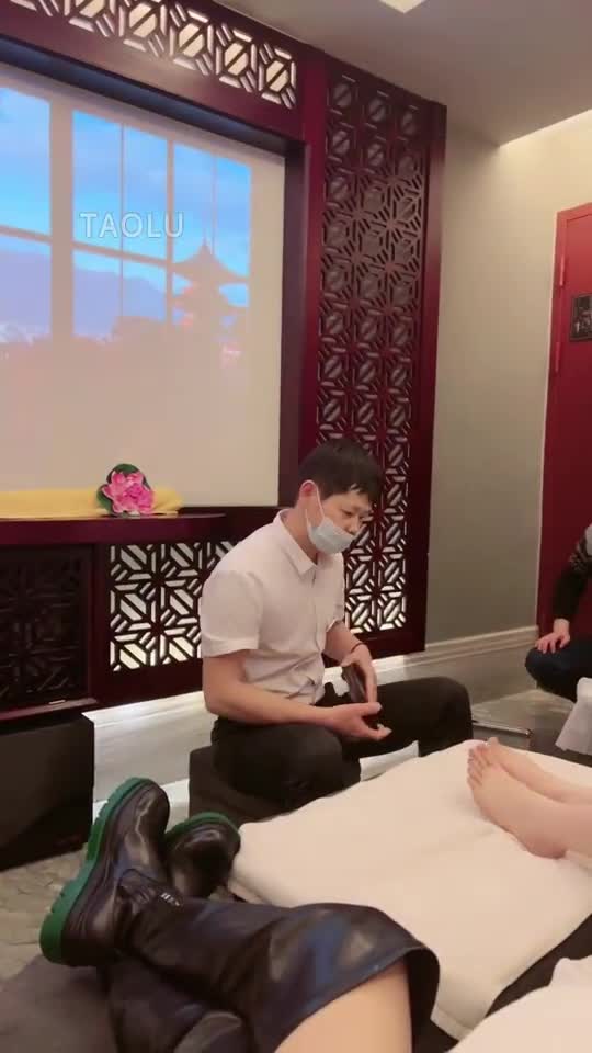 给技师小姐姐口一下 鞋底脚耳光