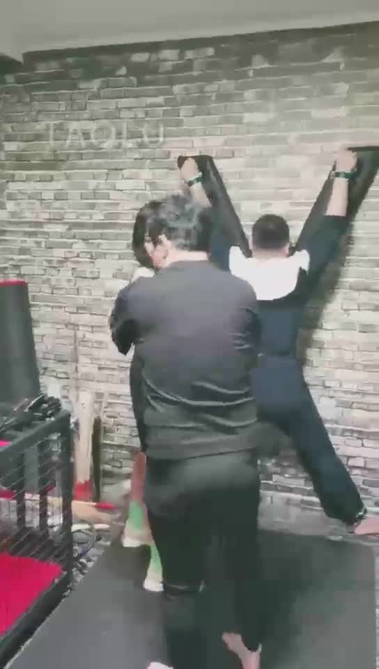开始虐打屁股 踩踏