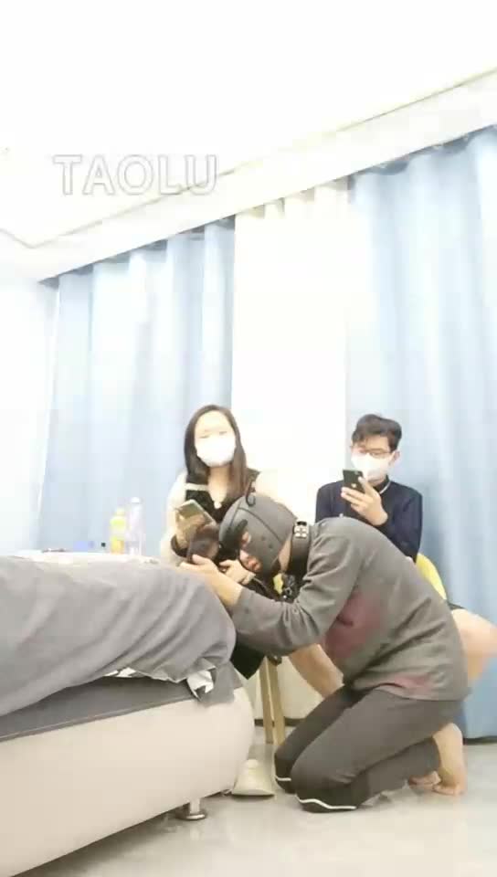 伺候情侣亲热
