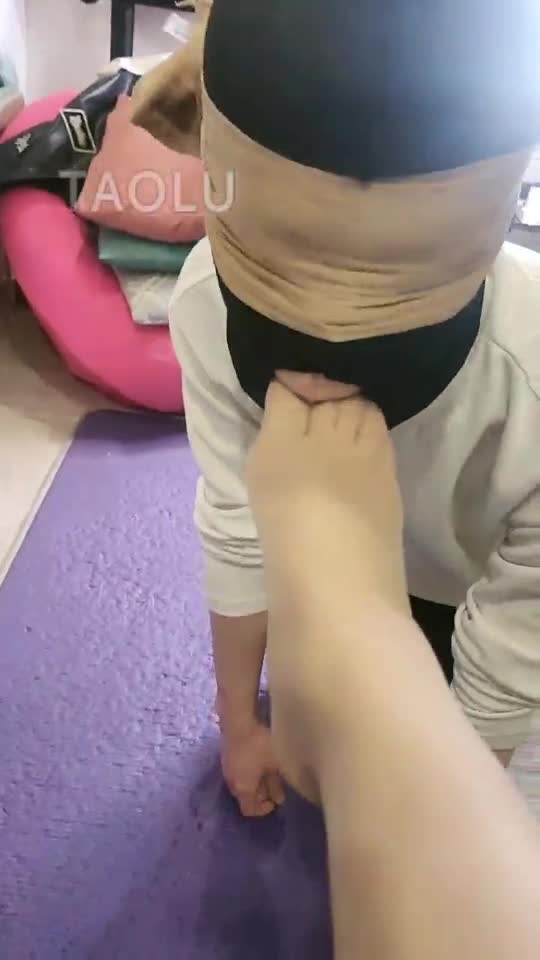 新手小奶希 第一次舔丝