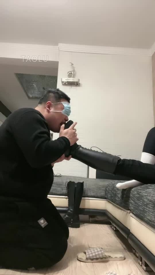调教家奴 侍奉主人不满意就暴打