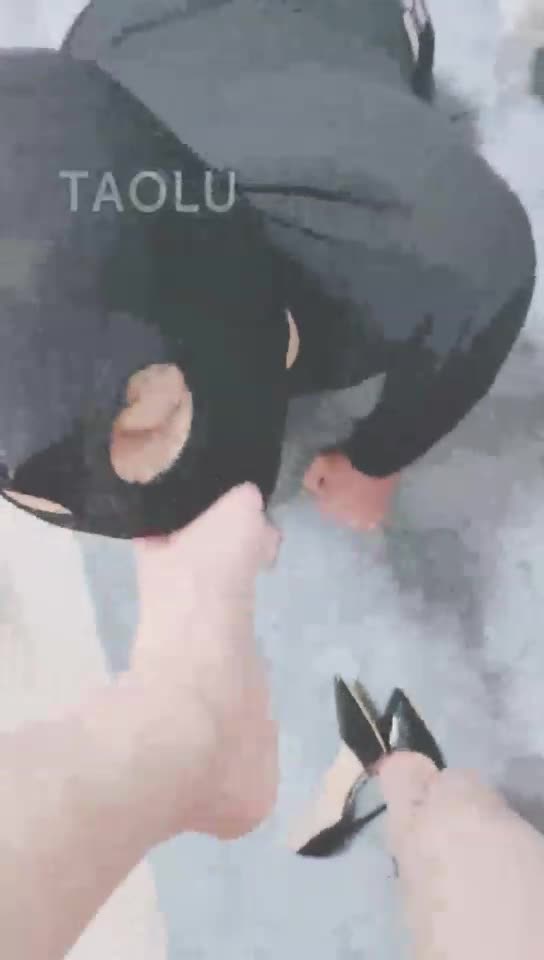 强迫贱狗深喉 深喉到吐还要继续