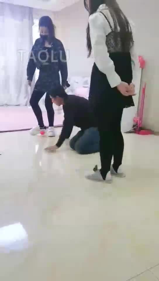 3S吃完饭玩狗
