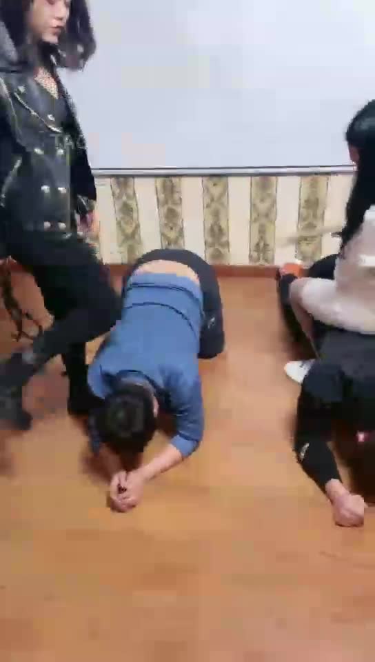 带素人妹妹踢裆 踢踹组合 鞭打双狗 天生的女王