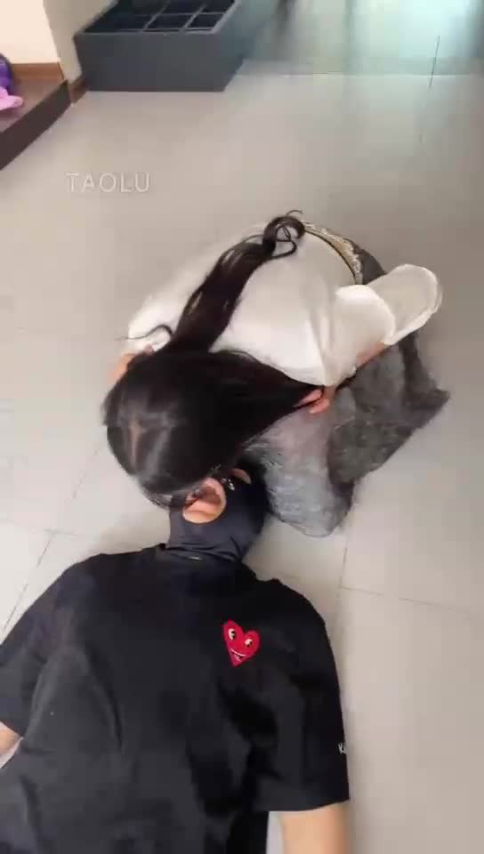给女奴吃翔后呕吐物喂男奴 深喉狗嘴