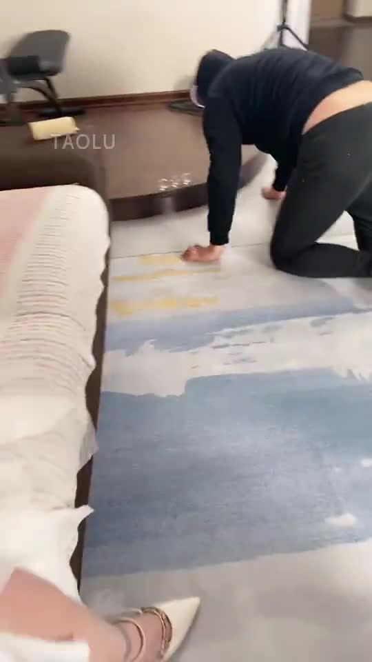强迫女奴舔脚 同时女奴呕吐加口水喂食男奴