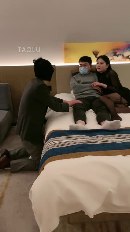 羞辱绿帽老公 吃精液和呕吐物