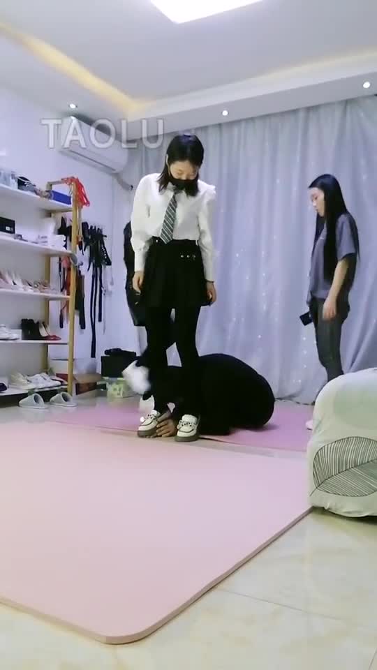 骑马 钻跨 踩踏 遛狗
