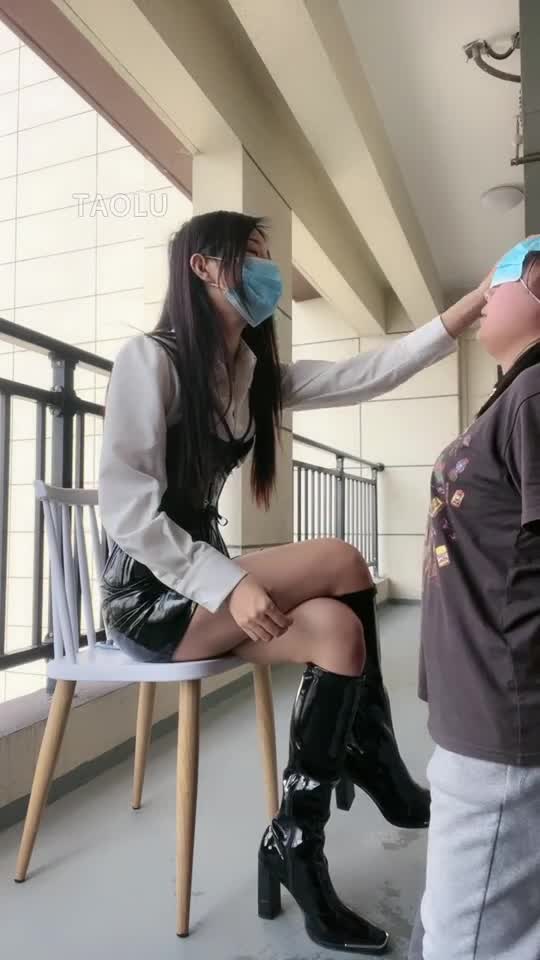 废物母狗挑战耳光