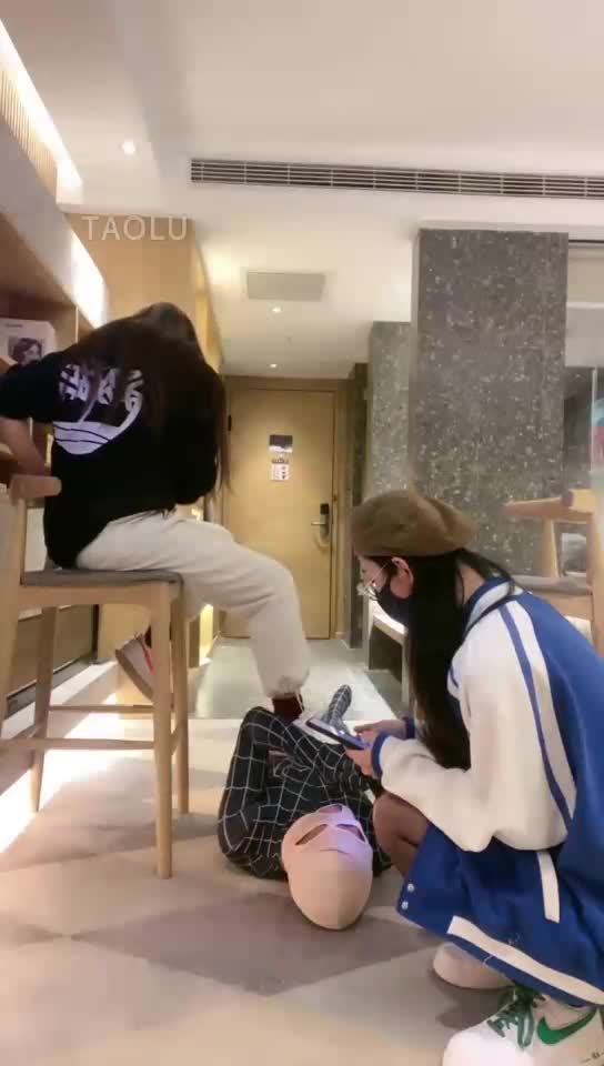 和小姐姐双人踩踏 高跟踩舌头