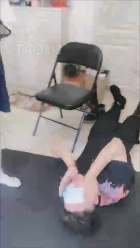爽扇狗脸 脚耳光