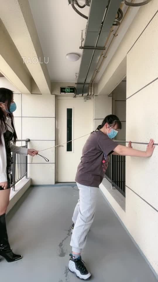 室外女奴踢裆 爬不起来
