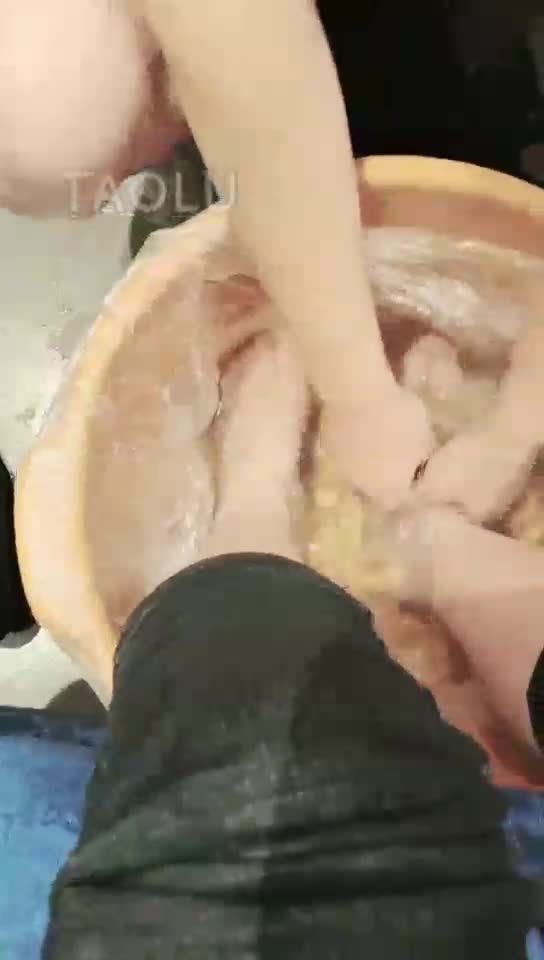 奴伺候主人洗脚