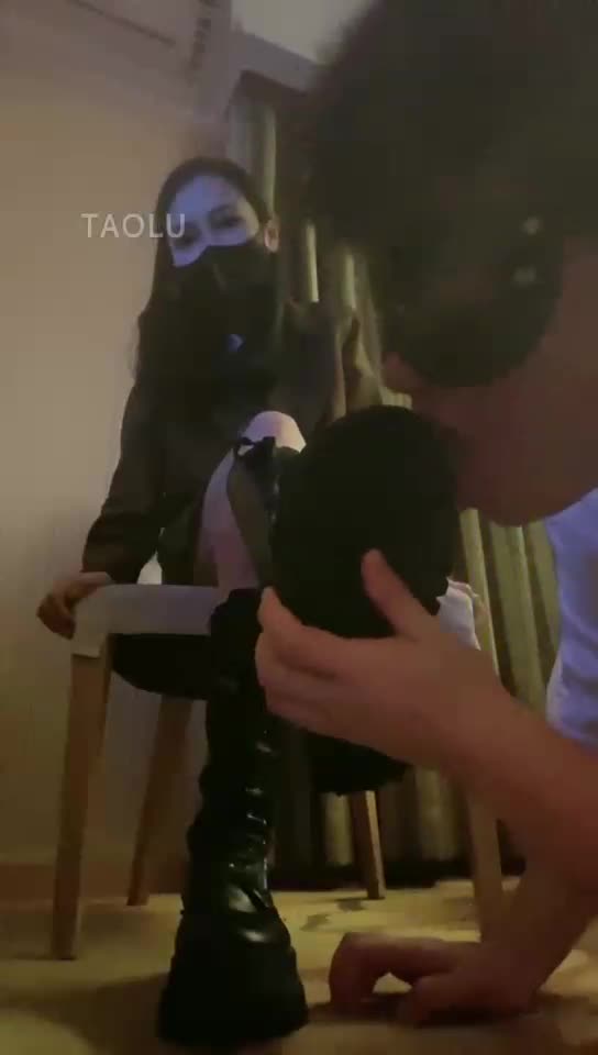 玩弄贱狗 跪着看亲妈如何玩弄