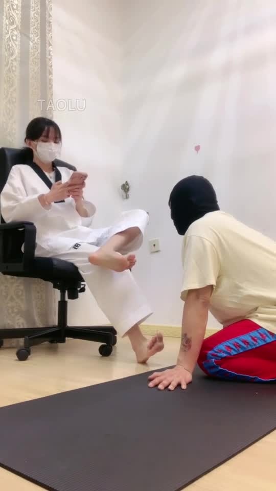 裸足脚耳光