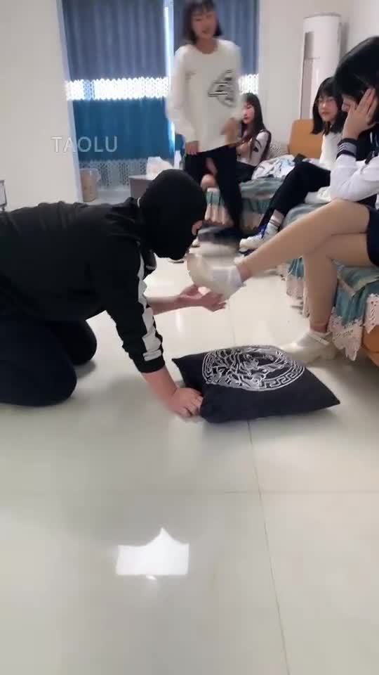 群踩 羞辱 强制圣水