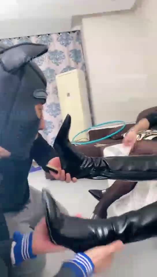 19岁新素人开发 坐地铁一天 臭脚篇