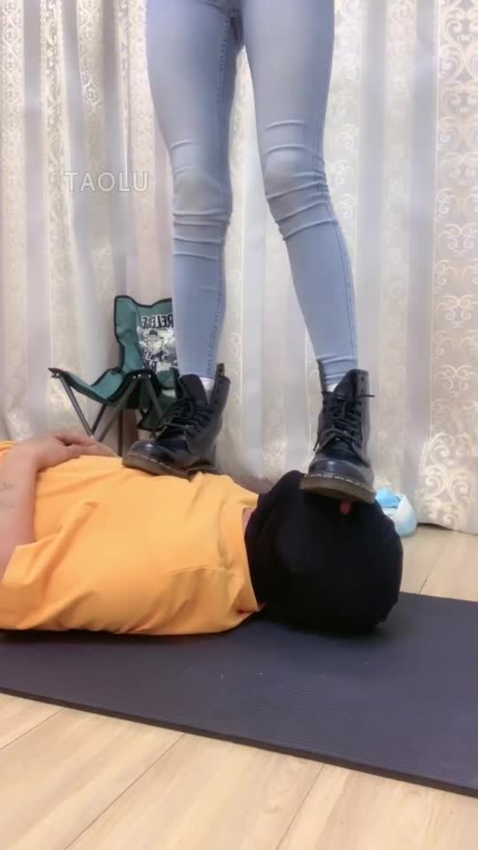马丁靴踩脸 踩舌头