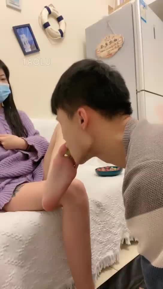 恋足 羞辱 喂食