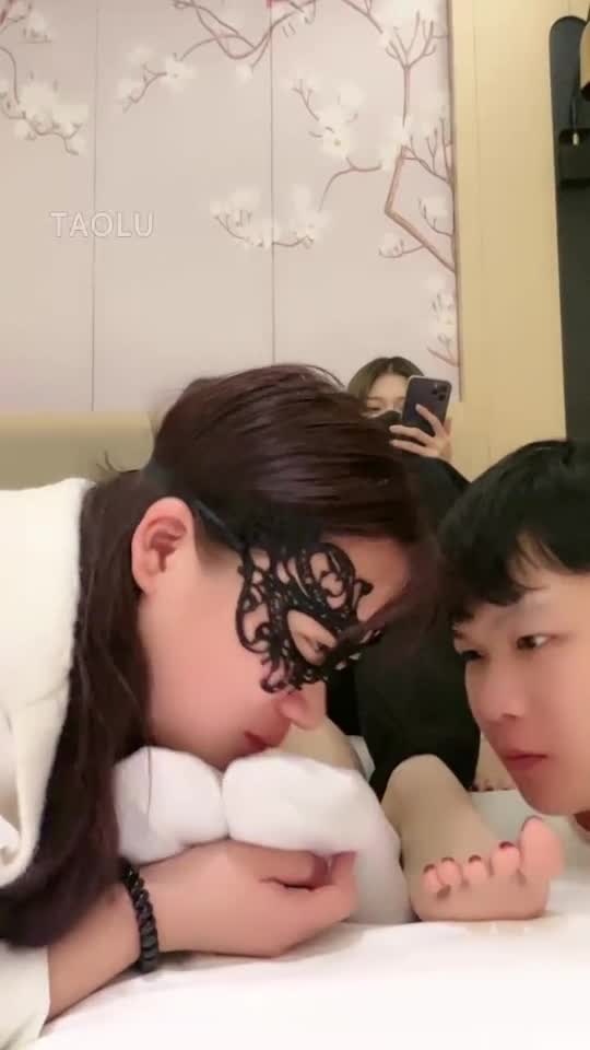 双女主调教情侣M 裸足插嘴 深喉