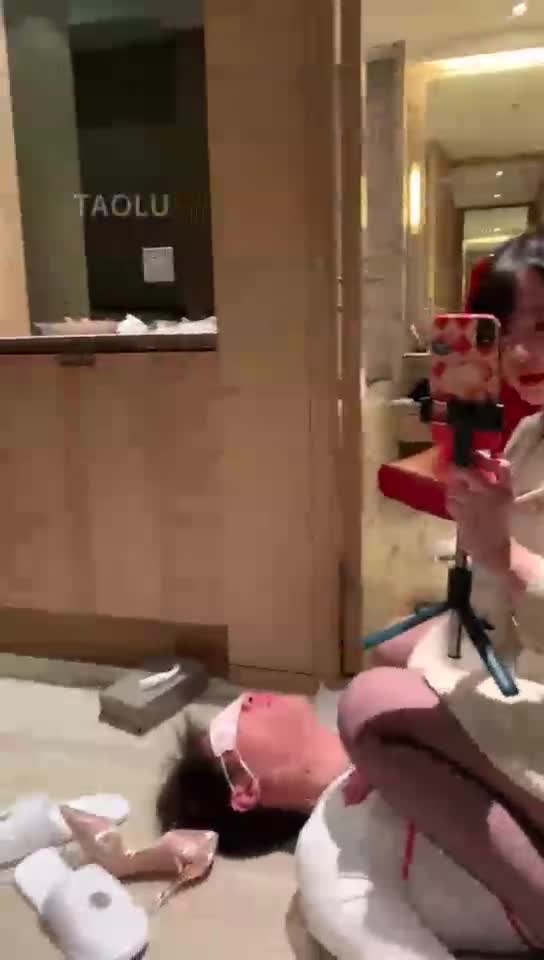 痒刑折磨一米九的私奴