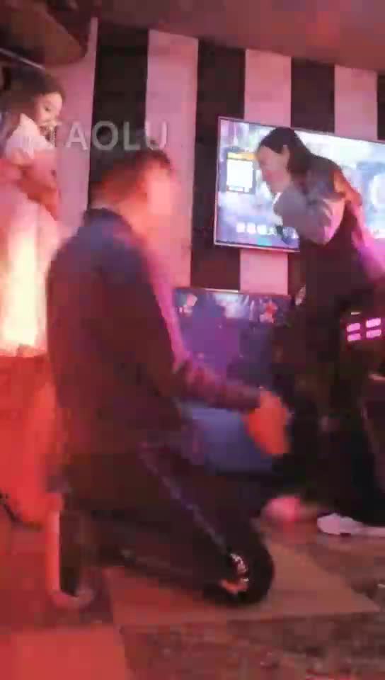 素人朋友聚会 狗子误入房间