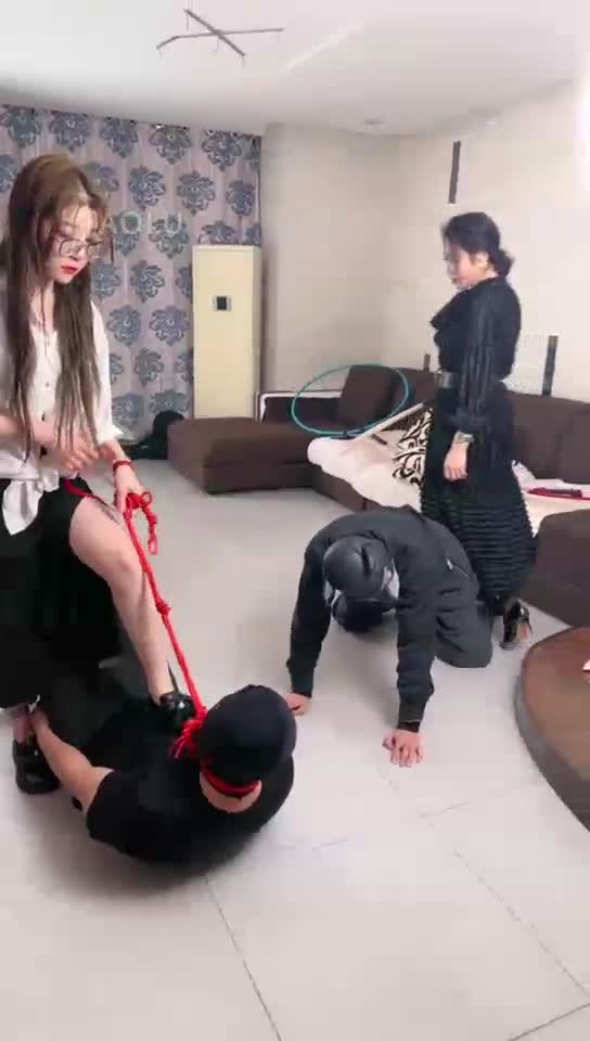 随意玩耍两个贱奴 鞭打 羞辱 骑马 遛狗