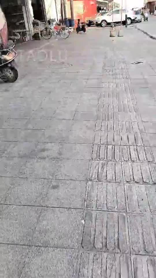 户外刺激舔奶茶妹嫩脚还被骂