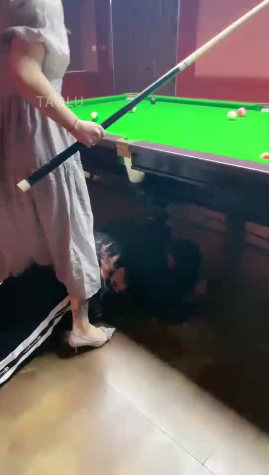 和朋友打台球 找个私教敢猥琐我 妈的狠调