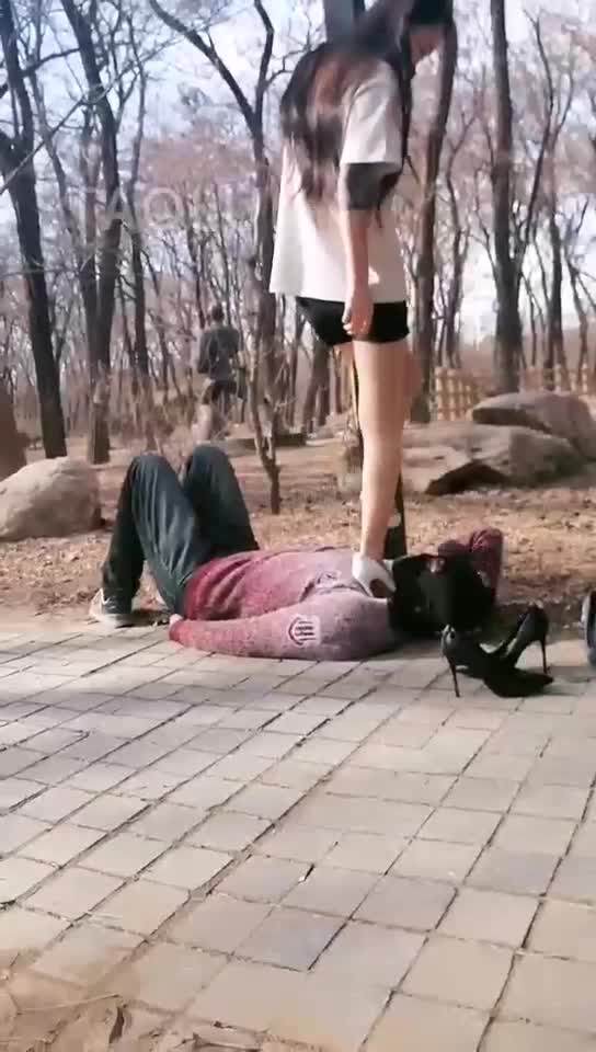 户外高跟踩 路人疯狂观看