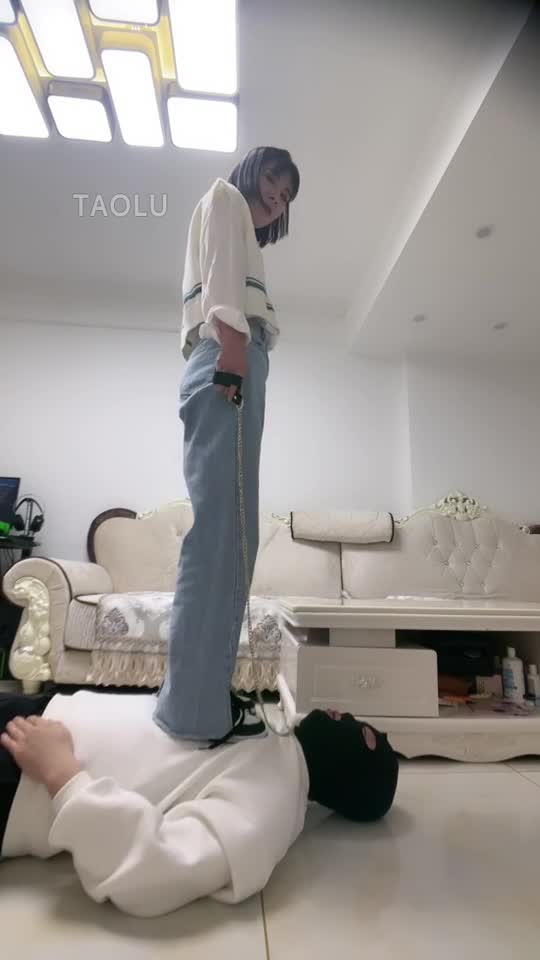 AJ踩脸
