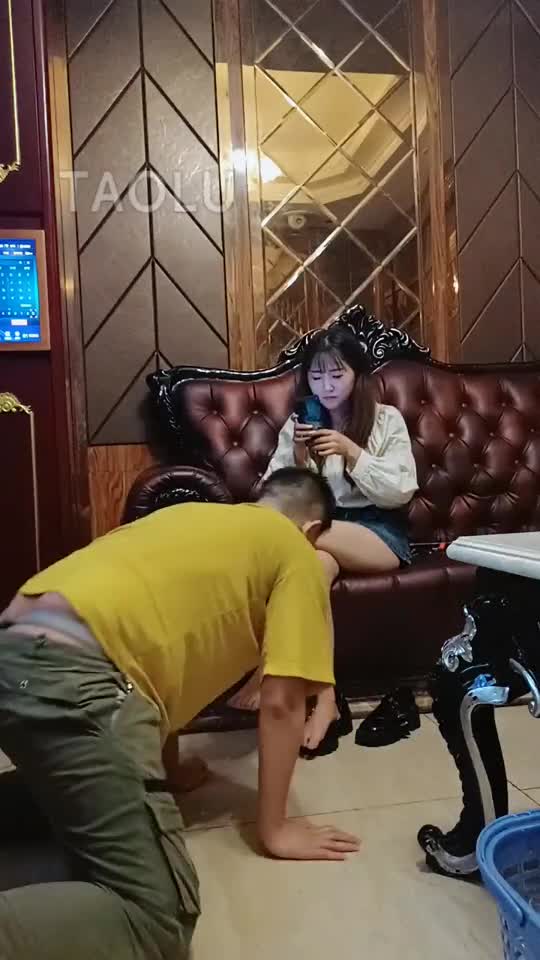 成功舔到00后美女小月的美脚