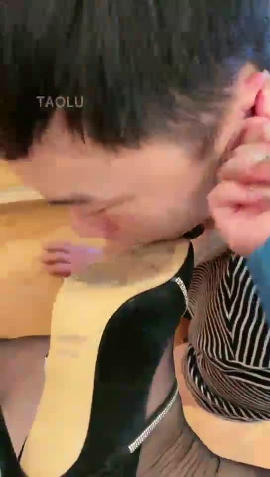 贱狗狂吃踩烂的酸奶 喝洗脚水