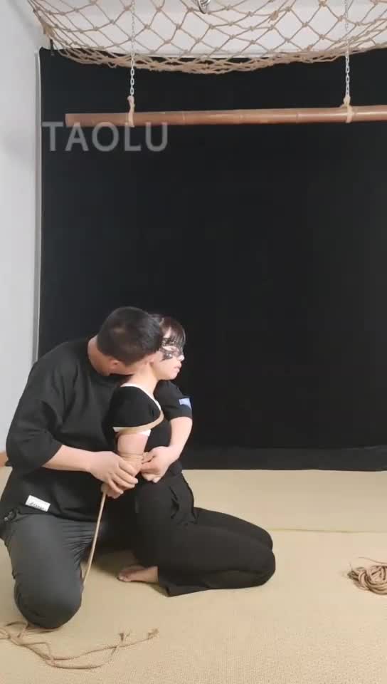 绳艺捆绑表演