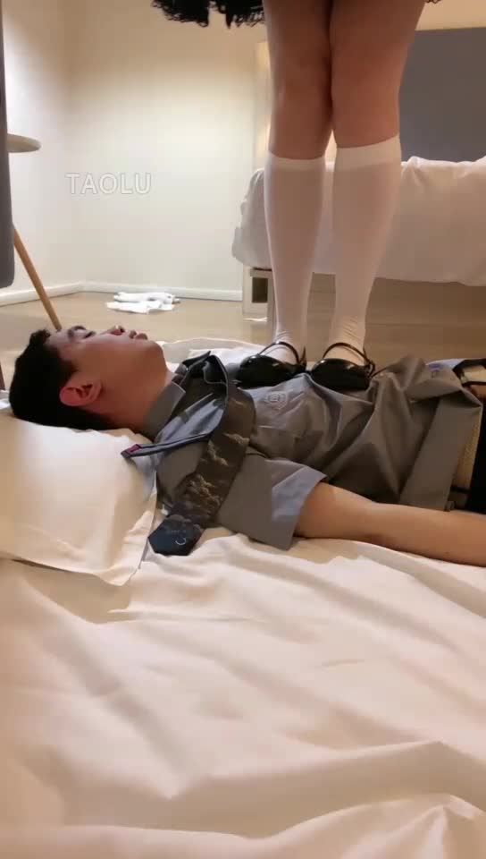 小白丝lo娘教育同学