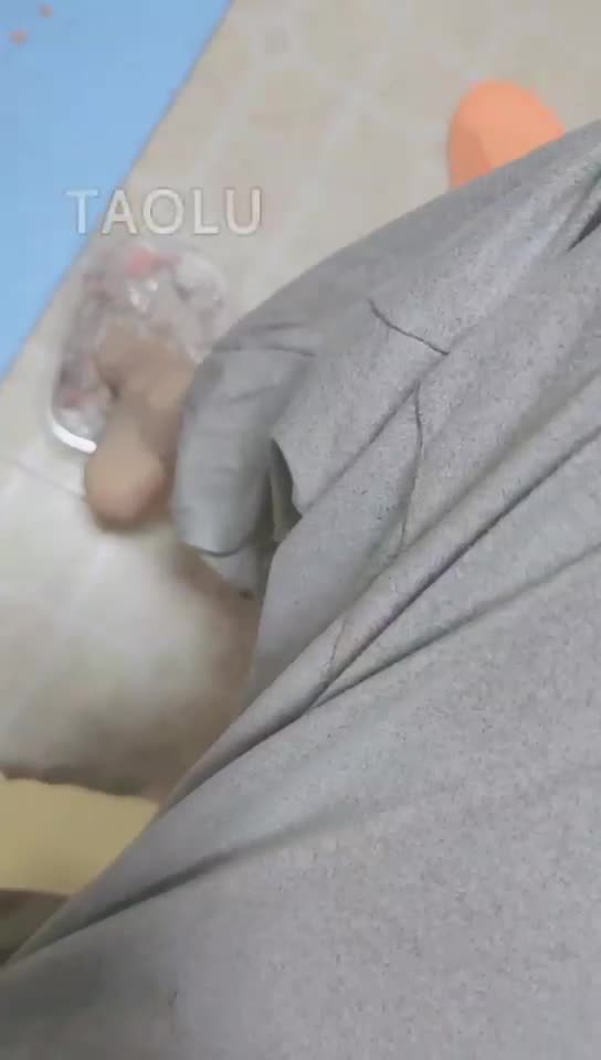 用脚喂狗狗吃水果