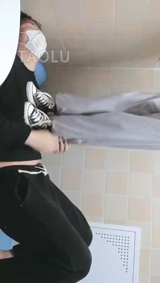 帆布鞋踩踏狗狗