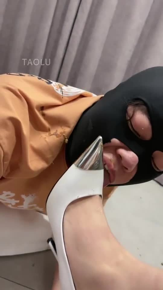 高跟裸足 玩狗
