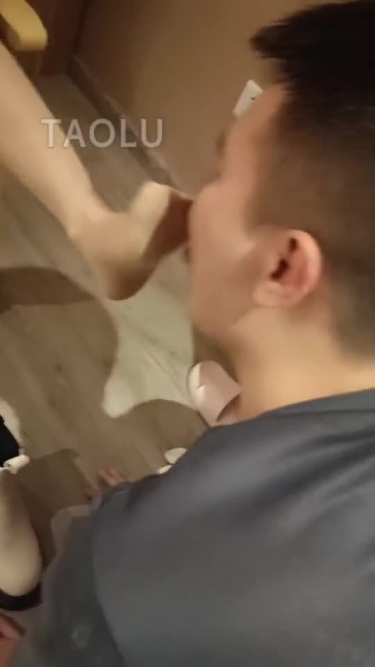 两个精神小妹暴打男神