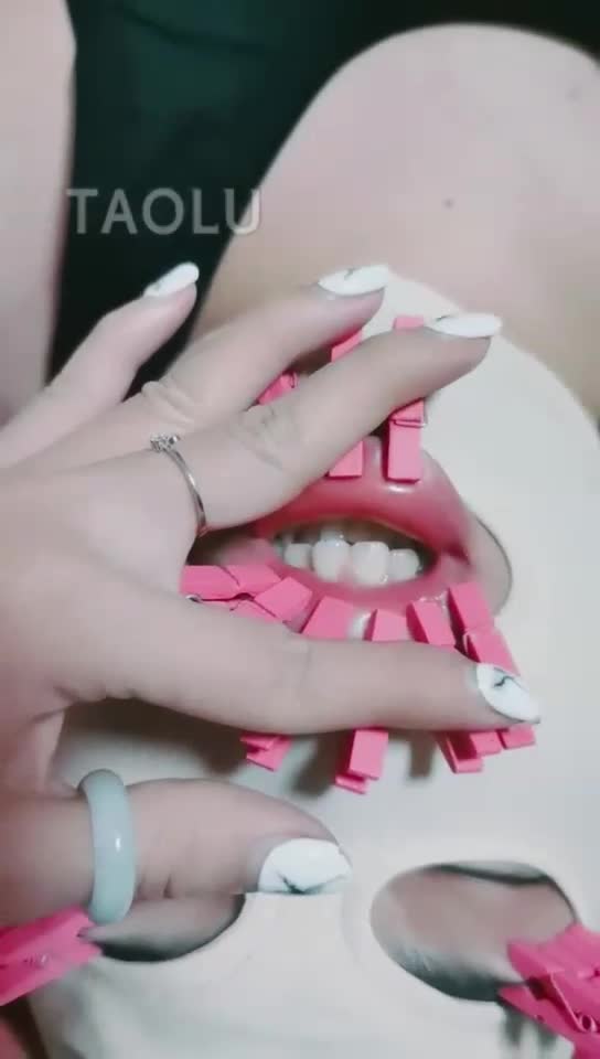 夹子夹嘴 眼睛 舔脚