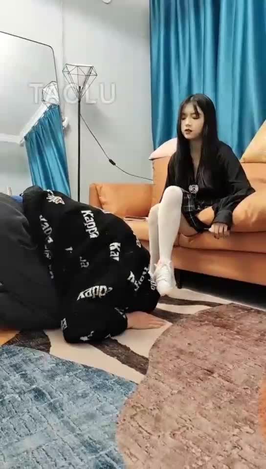 贱狗弄脏新鞋 看主人怎么玩废它