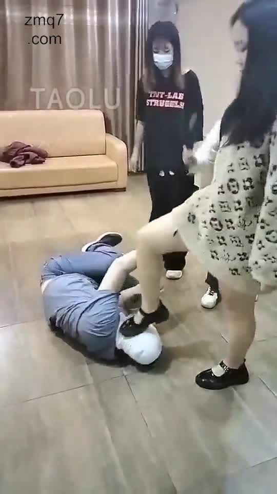 素人小姐姐重度群殴 辱骂