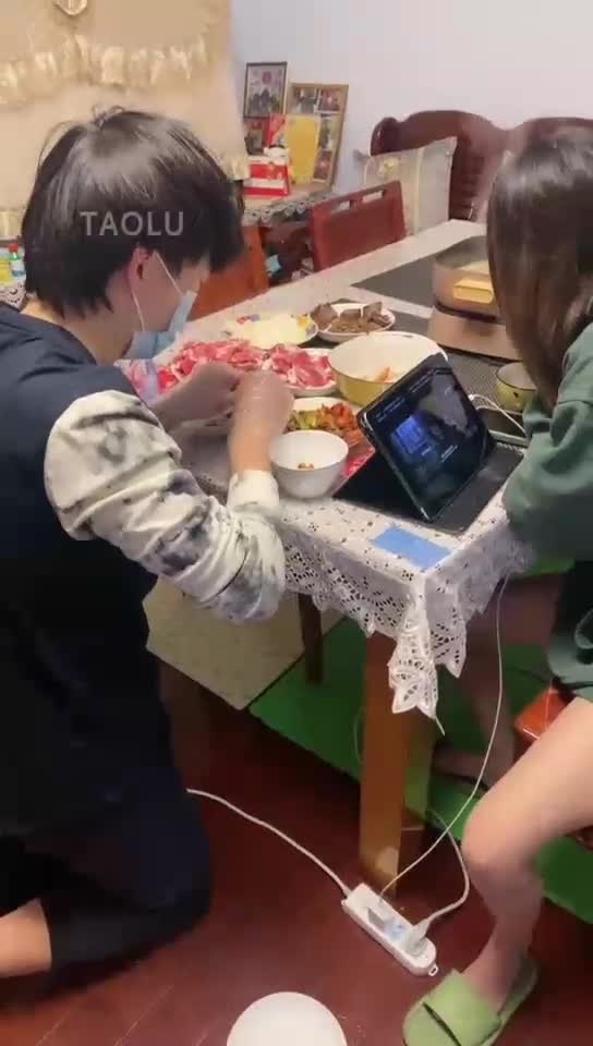 家奴侍奉夜宵