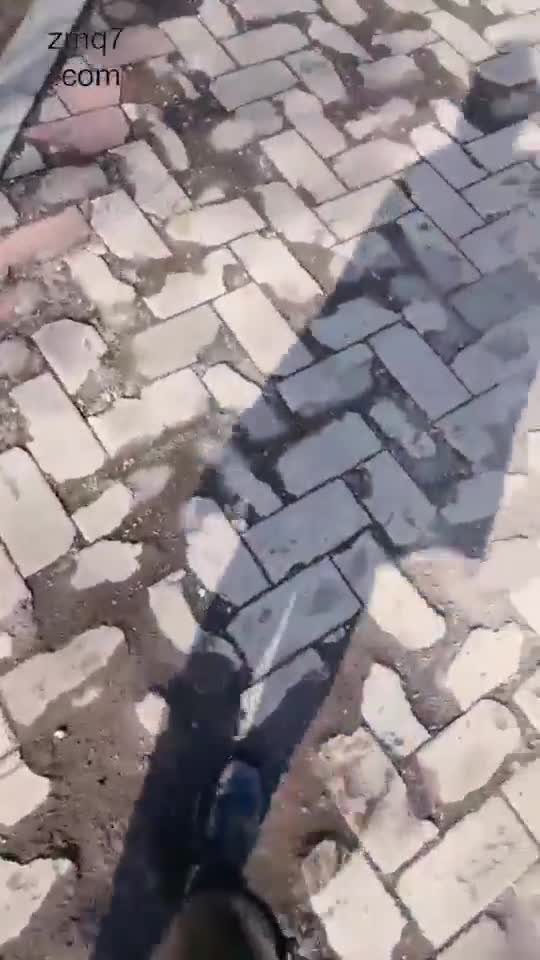 一边舔鞋 一边圣水刷舌头