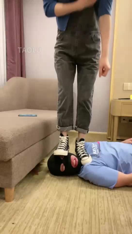 素颜状态 单脚插狗嘴