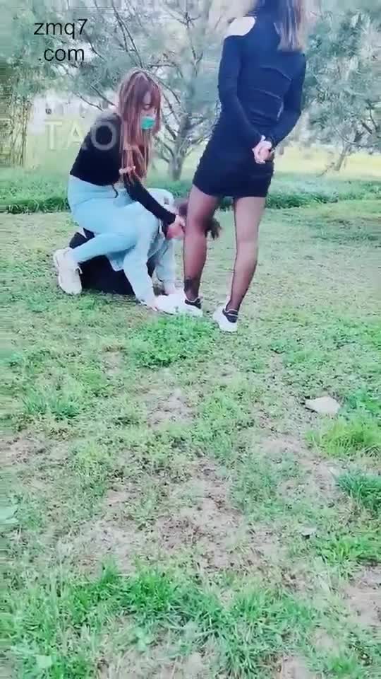 户外调教 和闺蜜公园虐女奴